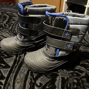 Boys snow boots.